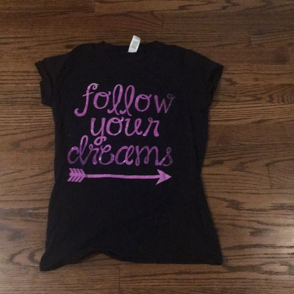 “Follow Your Dreams” Black Tee SIZE M KIDS